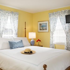 Petite Queen Room