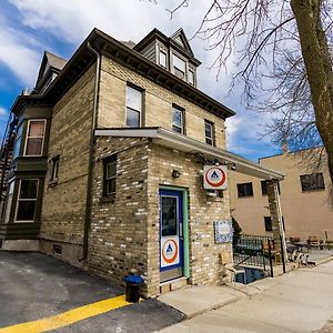 Hi - Madison Hostel