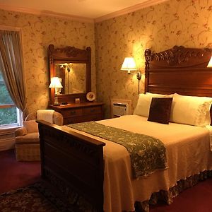 Rose Queen Room