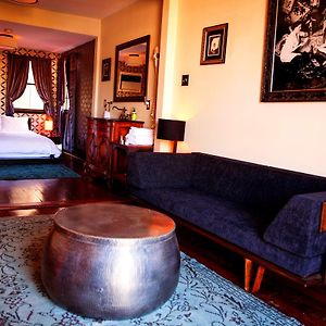 Deluxe Queen Suite