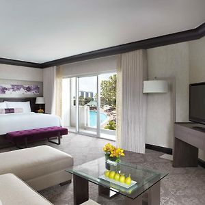 Signature Corner King Suite