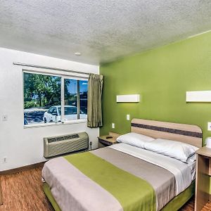 Queen Room Roll Shower Disability Access or Non Smoking or Ground floor