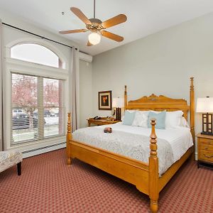 Deluxe First Floor King Room