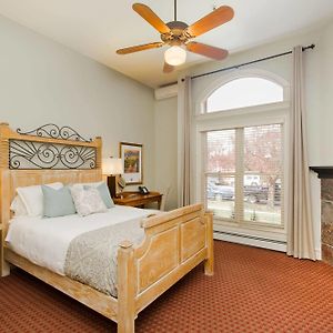 Deluxe Second Floor Queen Room