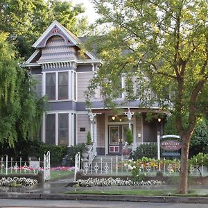 Hennessey House Bed And Breakfast