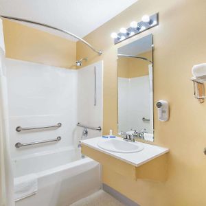 Deluxe Queen Suite Disability Access Non-Smoking