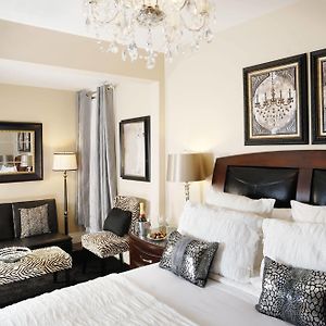 Deluxe Queen Suite