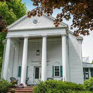 Anne'S White Columns Inn