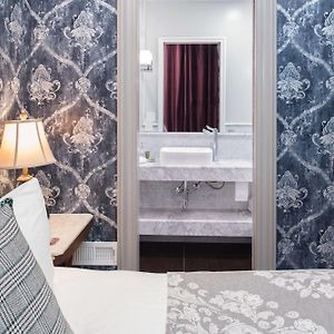 Petite Queen Room