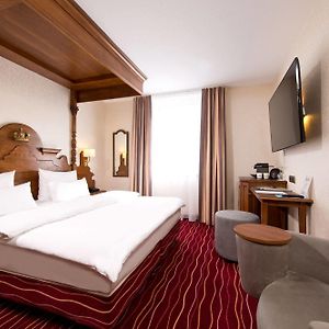 Club King Room