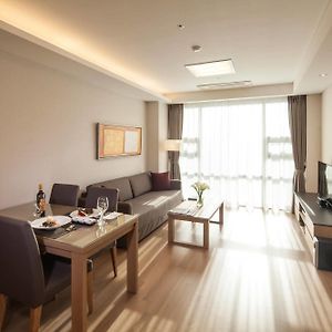 Deluxe One-Bedroom Apartment