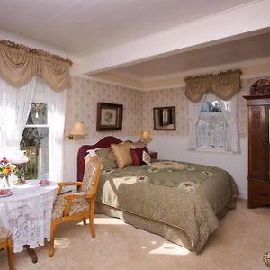 Patricia Stofle Room Deluxe Queen