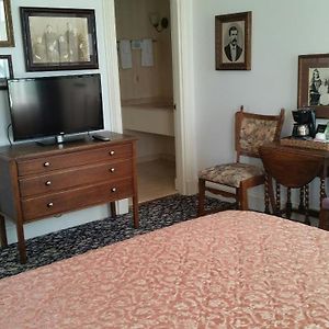 Queen Room Garden View