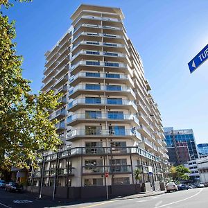 Bianco Off Queen Apartments
