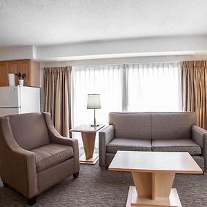 One-Bedroom Queen Suite