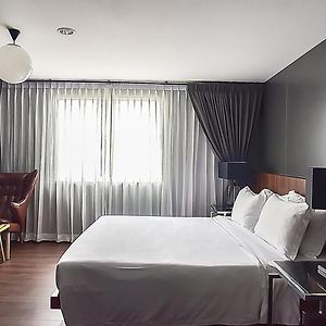 Club Queen Room