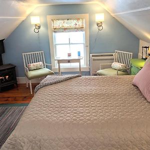 Queen Room Violet