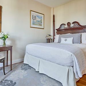 Petite Queen Room