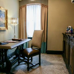 Luxury Queen Suite