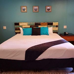 Pinecrest Inn & Suites
