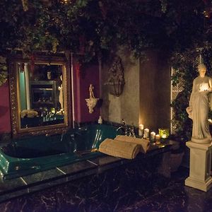 Deluxe Queen Suite