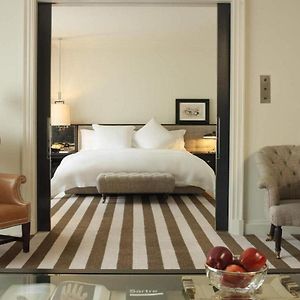 Deluxe Queen Suite