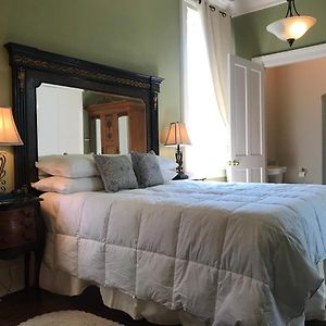 Deluxe Queen Suite