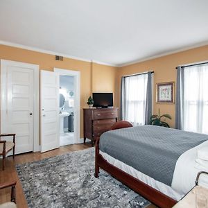 Gold Queen Room