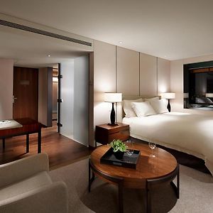 Grand Deluxe Corner King Room