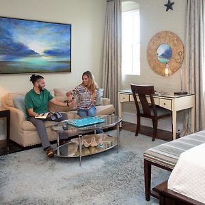 One-Bedroom Queen Suite