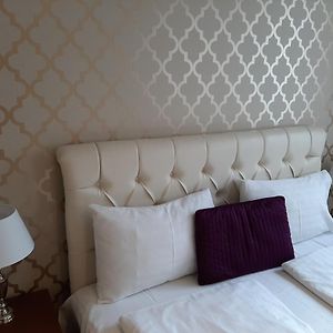 Deluxe One-Bedroom Apartment