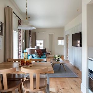 Deluxe One Bedroom Apartment