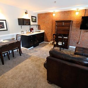 Deluxe Queen Studio