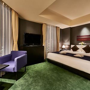 Corner Queen Room
