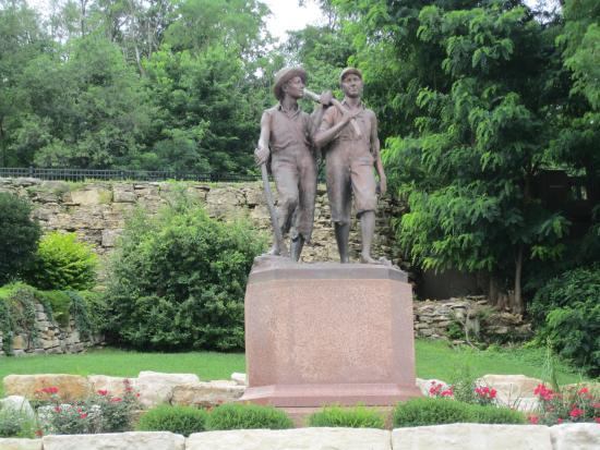Tom and Huck's Statue